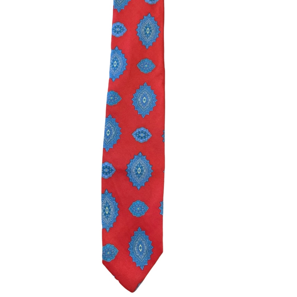 Bill Blass Signature 100% silk 2.5 inch wide tie. Excellent condition.